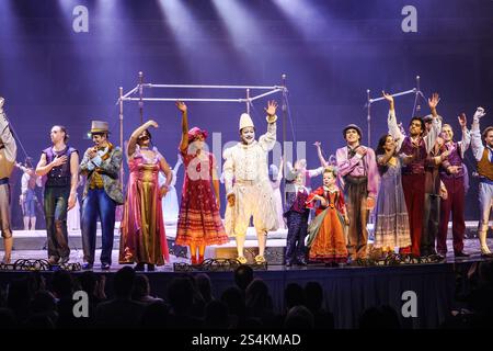 Londres, Royaume-Uni. 08 janvier 2025. Des artistes sont vus sur scène au Royal Albert Hall de Londres lors de la répétition générale de « Corteo » du Cirque du Soleil (photo de Brett Cove/SOPA images/SIPA USA) crédit : SIPA USA/Alamy Live News Banque D'Images