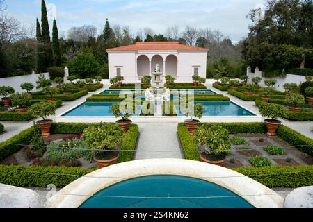 Fontaine dans le jardin de la Renaissance italienne à Hamilton Gardens, Nouvelle-Zélande Banque D'Images