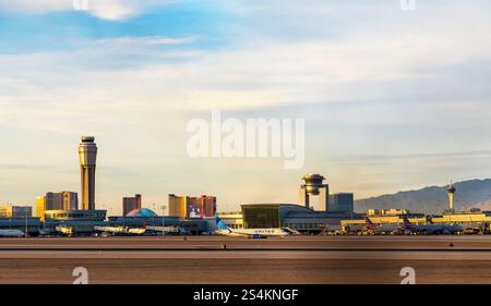 Las Vegas, Nevada - 1er janvier 2025 : Aéroport McCarran avec avions et paysage urbain de Las Vegas en arrière-plan Banque D'Images