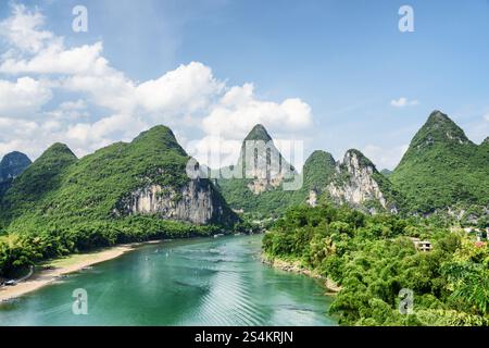 Paysage ensoleillé d'été pittoresque dans le comté de Yangshuo, Guilin, Chine Banque D'Images