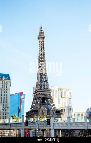 Réplique de la Tour Eiffel, Paris Las Vegas Hotel. Bleu ciel ensoleillé sur fond. France aux USA. Plan vertical. Las Vegas, Nevada, États-Unis : décembre 27 Banque D'Images