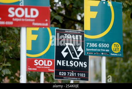 Photo du dossier datée du 05/10/15 des agences de location et des agents immobiliers signent à l'extérieur des appartements sur le chemin Old Kent à Londres. Le vendeur moyen de maisons en Angleterre et au pays de Galles l'année dernière a scellé l'accord pour £91 820 de plus que ce qu'ils avaient initialement payé pour leur propriété, selon l'analyse. Date d'émission : lundi 13 janvier 2025. Banque D'Images
