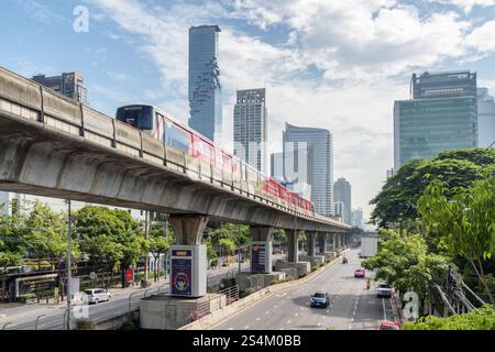 Skytrain passant au-dessus de Sathon Road à Bangkok, Thaïlande Banque D'Images