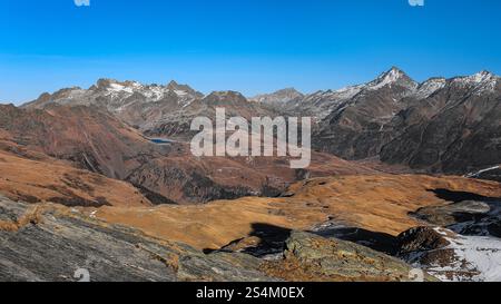 Belle vue sur le col de Montespluga, les sommets des Alpes et le lac de Montespluga Banque D'Images