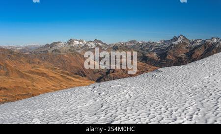 Belle vue sur le col de Montespluga, les sommets des Alpes et le lac de Montespluga Banque D'Images