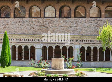 Puits de marbre Puteal dans le Chiostro Lateranense / Cloître du Latran, Rome, Italie. Banque D'Images