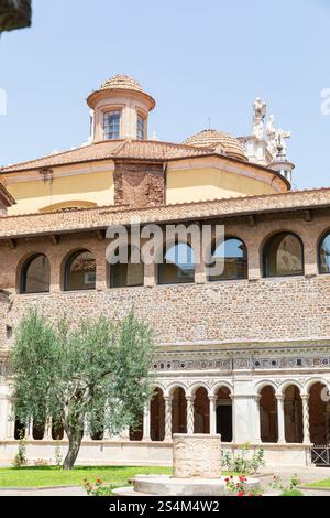 Puits de marbre Puteal dans le Chiostro Lateranense / Cloître du Latran, Rome, Italie. Banque D'Images
