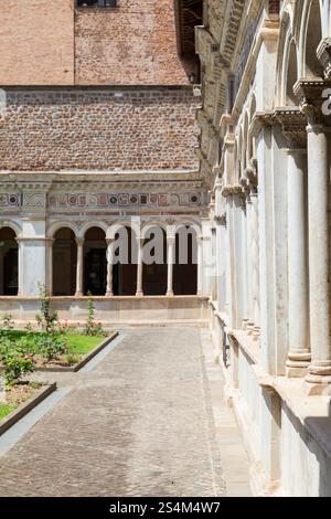 Colonnes du Chiostro Lateranense / Cloître du Latran, Rome, Italie. Banque D'Images