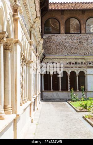 Colonnes du Chiostro Lateranense / Cloître du Latran, Rome, Italie. Banque D'Images