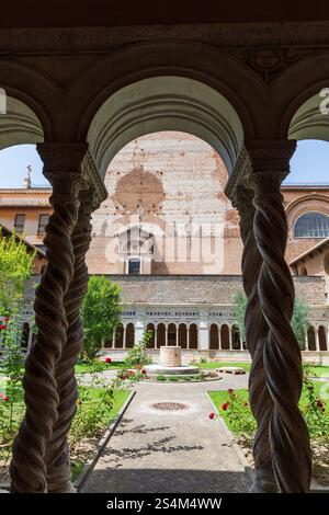 Vue à travers les colonnes du Chiostro Lateranense / Cloître du Latran, Rome, Italie. Banque D'Images
