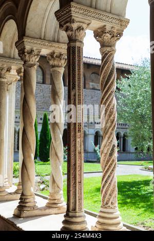 Colonnes dans le Chiostro Lateranense / Cloître du Latran, Rome, Italie. Banque D'Images