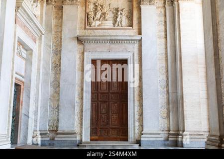 Porte ornée dans Basilica di San Giovanni in Laterano, Rome, Italie. Banque D'Images