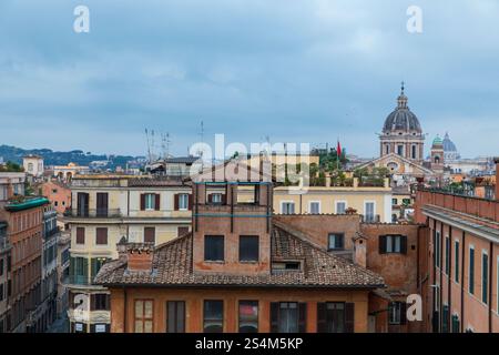 Vue depuis la Piazza della Trinità dei Monti en regardant vers le dôme des Saints Ambroise et l'église Charles Borromeo avec le dôme de l'équipement Peter's derrière. Banque D'Images