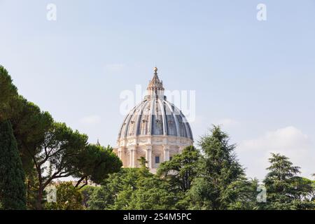 Le dôme de la basilique Pierre, vue depuis le jardin carré, qui fait partie des principaux jardins du Vatican. Banque D'Images