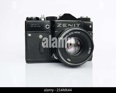 Caméra noire soviétique ZENIT TTL isolé sur fond blanc avec réflexion Banque D'Images