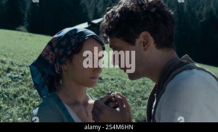 GIUSEPPE DE DOMENICO et MARTINA SCRINZI dans VERMIGLIO (2024), réalisé par MAURA DELPERO. Crédit : Cinedora / Charades / versus production / album Banque D'Images