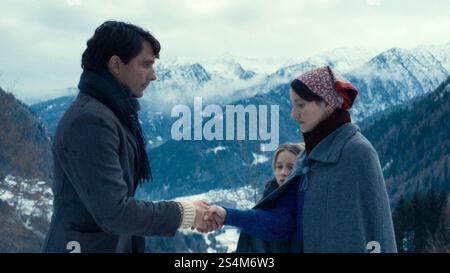 GIUSEPPE DE DOMENICO et MARTINA SCRINZI dans VERMIGLIO (2024), réalisé par MAURA DELPERO. Crédit : Cinedora / Charades / versus production / album Banque D'Images
