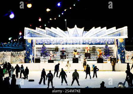 Pétersbourg, Russie. 12 janvier 2025. Les gens patinent sur la patinoire du parc Yuzhno-Primorsky à Pétersbourg. Crédit : SOPA images Limited/Alamy Live News Banque D'Images