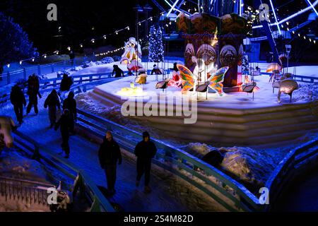 Pétersbourg, Russie. 12 janvier 2025. Les gens patinent sur la patinoire du parc Yuzhno-Primorsky à Pétersbourg. Crédit : SOPA images Limited/Alamy Live News Banque D'Images
