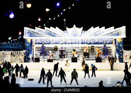 Pétersbourg, Russie. 12 janvier 2025. Les gens patinent sur la patinoire du parc Yuzhno-Primorsky à Pétersbourg. (Photo par Artem Priakhin/SOPA images/SIPA USA) crédit : SIPA USA/Alamy Live News Banque D'Images