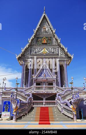 Superbe salle d'Assemblée de Wat Pak Nam Khaem Nu ou le Temple bleu à Chanthaburi, région orientale de la Thaïlande Banque D'Images
