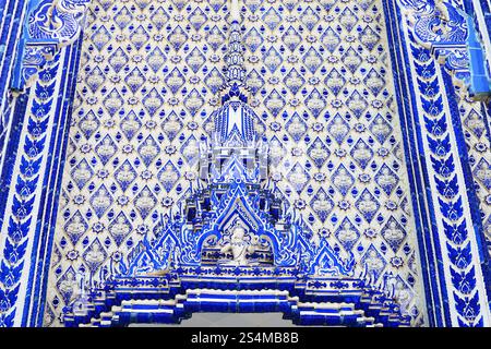 Magnifique façade latérale de Wat Pak Nam Khaem Nu ou salle d'Assemblée du Temple Bleu, Chanthaburi, Thaïlande Banque D'Images