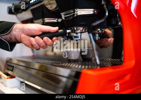 Gros plan du barista professionnel utilisant une machine à café espresso. Banque D'Images