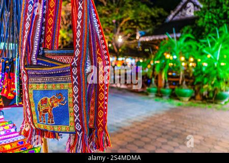 Le sac traditionnel coloré fait à la main avec éléphant brodé, marché de nuit à Chiang Rai, Thaïlande Banque D'Images