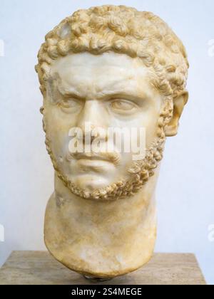 Buste de Marc Aurèle Antonin (né Lucius Septimius Bassianus, 188 – 217), mieux connu sous son surnom Caracalla était empereur romain de 198 à 217 après JC - marbre 210 - 213 après JC - Musée national romain au Palazzo Massimo alle terme - Rome, Italie Banque D'Images