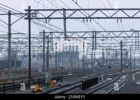 Utrecht, pays-Bas. 05 août 2023. Un enchevêtrement de lignes aériennes et de voies ferrées depuis la gare centrale d'Utrecht par une journée d'hiver humide et nuageuse. Banque D'Images