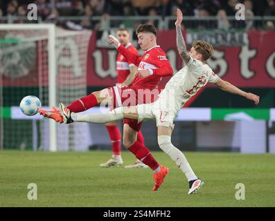 (250113) -- AUGSBOURG, 13 janvier 2025 (Xinhua) -- Angelo Stiller du VfB Stuttgart affronte Kristijan Jakic (R) du FC Augsbourg lors du match de football de première division allemande en Bundesliga entre le FC Augsbourg et le VfB Stuttgart à Augsbourg, Allemagne, le 12 janvier 2025. (Photo de Philippe Ruiz/Xinhua) Banque D'Images