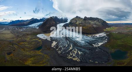 Vue aérienne du glacier Vatnajokull, mettant en valeur ses vastes champs de glace au milieu d'un terrain accidenté islandais captivant des paysages panoramiques mettant en valeur nat Banque D'Images