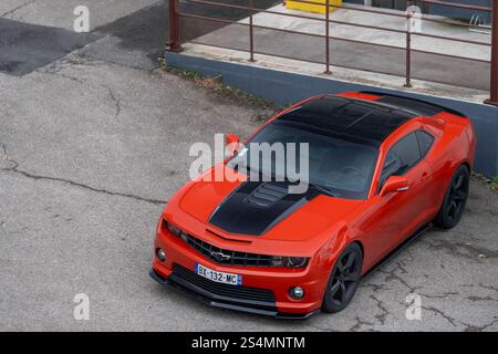 Nancy, France - vue sur une Chevrolet Camaro orange garée dans une rue. Banque D'Images