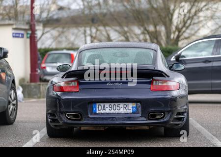 Nancy, France - vue sur une Porsche 997 Turbo bleue garée sur un parking. Banque D'Images