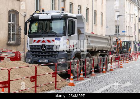 Nancy, France - vue sur un camion à benne blanche Mercedes-Benz Arocs 3243 pour des travaux sur le réseau électrique sur un chantier dans une rue. Banque D'Images