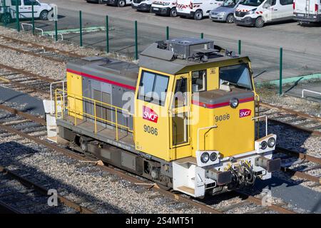 Nancy, France - vue sur un shunter diesel jaune et gris y 9000 au dépôt ferroviaire de la gare de Nancy. Banque D'Images
