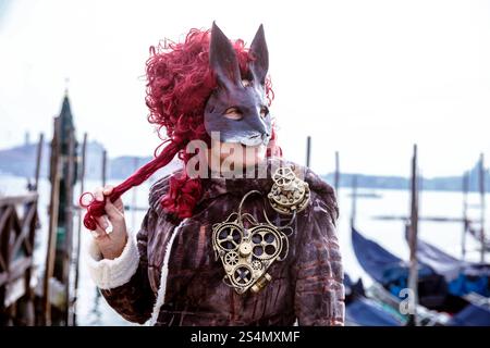 Femme en tenue steampunk avec masque de lapin au carnaval de venise Banque D'Images