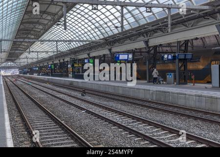 Amsterdam, pays-Bas. 23 mars 2024. À l'intérieur et sous le toit en voûte de la gare centrale d'Amsterdam, en regardant les voies et la plate-forme 8 Banque D'Images