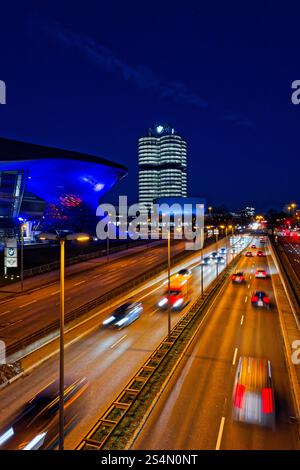 Moderne Architektur BEI Nacht. Die BMW-Welt und der BMW-Turm am Abend. Ausstellungsstätte und Hauptverwaltung des Fahrzeugherstellers BMW in München. München Bayern Deutschland *** architecture moderne la nuit BMW Welt et la tour BMW la nuit Centre d'exposition et siège du constructeur automobile BMW à Munich Munich Bavière Allemagne Copyright : xRolfxPossx Banque D'Images