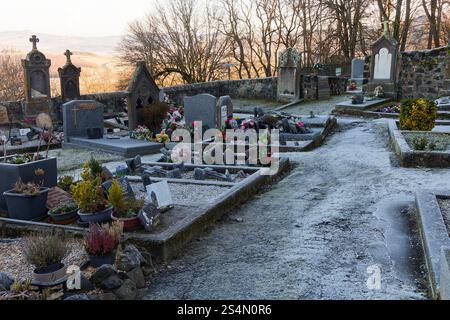 Usson France. 28 décembre 2024. Cimetière le 28 décembre 2024 à Usson, France. Crédit : Gerard Crossay/Alamy Stock photo Banque D'Images