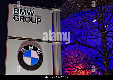 Moderne Architektur BEI Nacht. Die BMW-Welt und der BMW-Turm am Abend. Ausstellungsstätte und Hauptverwaltung des Fahrzeugherstellers BMW in München. München Bayern Deutschland *** architecture moderne la nuit BMW Welt et la tour BMW la nuit Centre d'exposition et siège du constructeur automobile BMW à Munich Munich Bavière Allemagne Copyright : xRolfxPossx Banque D'Images
