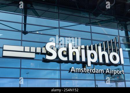 Amsterdam, pays-Bas. 6 décembre 2023. Logo de l'aéroport Schiphol Amsterdam à l'entrée principale de l'aéroport. L'un des airs internationaux les plus fréquentés Banque D'Images