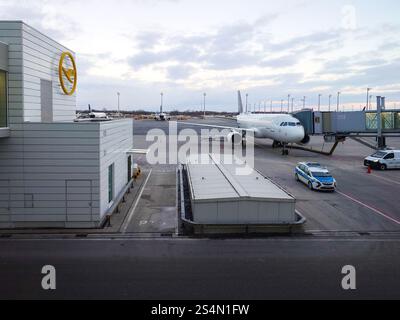 27-12-2024 Aéroport international de Munich, Allemagne. Amarré avion Airbus ravitaillé et entretenu avant le prochain vol, pas de gens. Banque D'Images