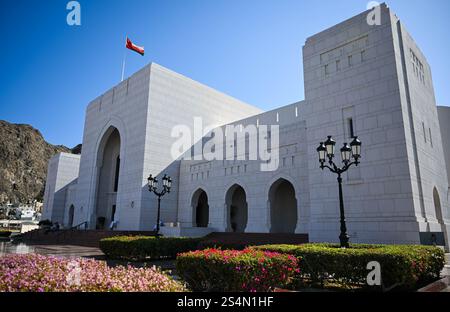 Muscat. 12 janvier 2025. Cette photo prise le 12 janvier 2025 montre une vue extérieure du Musée National de Muscat, Oman. Crédit : Liu Lei/Xinhua/Alamy Live News Banque D'Images