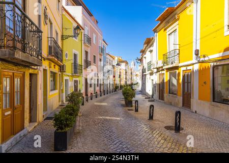 Setubal, Portugal. 16 août 2023. Vieilles maisons colorées dans une rue européenne, étroite avec ses bâtiments anciens, ville européenne. Un paysage urbain de Setúbal Banque D'Images