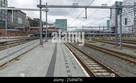 Utrecht, pays-Bas. 05 août 2023. Grands bâtiments modernes le long de la gare centrale d'Utrecht Banque D'Images