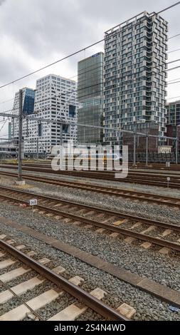 Utrecht, pays-Bas. 05 août 2023. Grands bâtiments modernes le long de la gare centrale d'Utrecht Banque D'Images