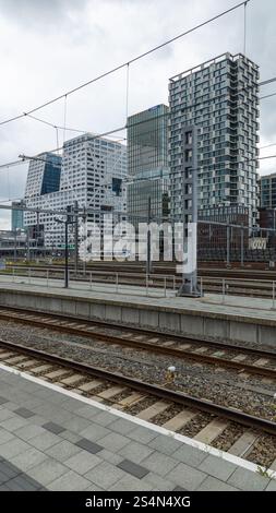 Utrecht, pays-Bas. 05 août 2023. Grands bâtiments modernes le long de la gare centrale d'Utrecht Banque D'Images