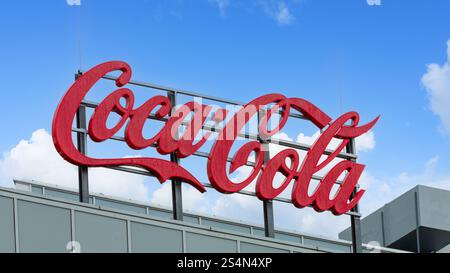 Rotterdam, pays-Bas. 28 juillet 2023. Logo Coca Cola signe sur le toit à Rotterdam. Affiche publicitaire Coca-Cola sur le toit. Un américain gazéifié Banque D'Images