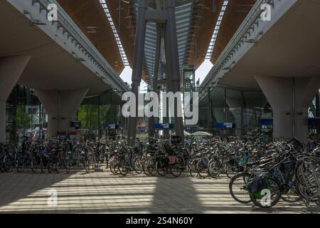 Amsterdam, pays-Bas. 13 mai 2023. Sous la gare et la station de métro Bijlmer Amsterdam, il y a un hangar à vélos pour les passagers des transports publics. Banque D'Images